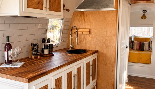 The View At Rose Hill, Mountain Retreat with Vintage Airstream, 2 Private acres
