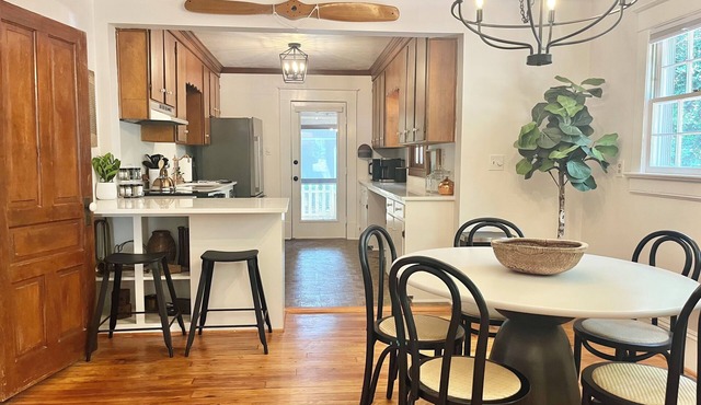 The Vintage Vibe- Five Points, sleeps 6, pets ok