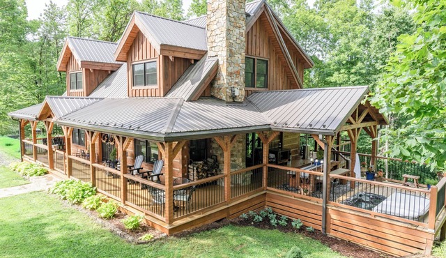 Thistle Ridge Mountain & River Retreat- 12 acres, hot tub, EV charger, fire pits