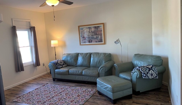 Three Bed, 1.5 Bath Apartment with Stocked Kitchen close to downtown Hannibal. in Hannibal
