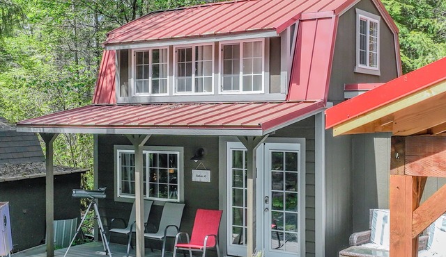 Tiny Home A, just steps from Mt. Rainer Nat. Park w/firepit. in Ashford