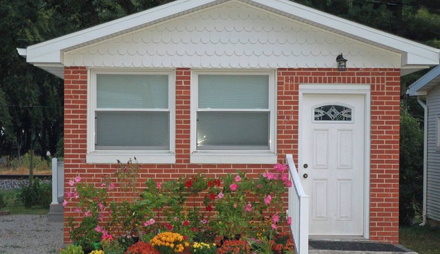 Tiny Home Between Decatur & Springfield 1 mile north of I-72 in Niantic