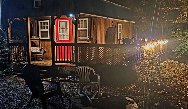 Tiny Home Cabin @ Nolin Lake Close to Mammoth Cave. Couple's Retreat w/Hot Tub