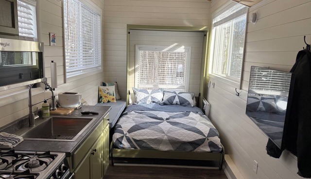 Tiny House with Bear Mountain Views. Only 25 Minutes outside of Anchorage in Anchorage