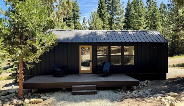 Tiny Tranquil cabin, community hot tub & dry sauna in Lake Davis, Portola in Portola