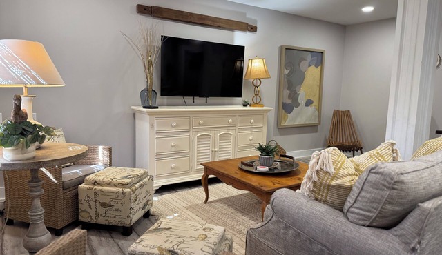 TOGO, a Cozy stay for Eight in the Lodge of Karoo at Smith Mountain Lake