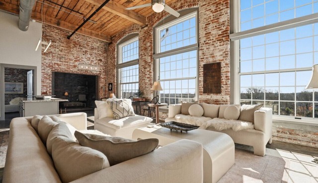 Top Floor River View, Historic Mill Loft, Sleeps 6