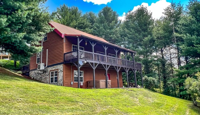 Trade the Heat for Mountain Breezes - 3BR/3BA, Hot Tub, River Access, WiFi