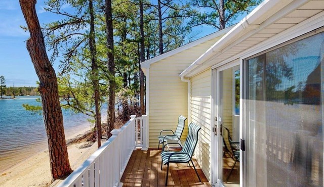 Tranquil lakefront cottage with private beach, boat slip & fishing kayak access in Ossipee