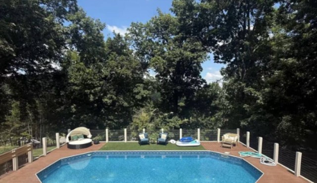 Treetop Haven: Pool, Fluffy Cows, Stunning Views