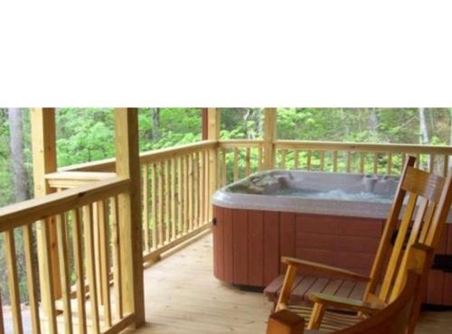 Treetops Cabin-Peaceful 1BR 20-Acre Rural Retreat-HotTub-WiFi-Near Asheville