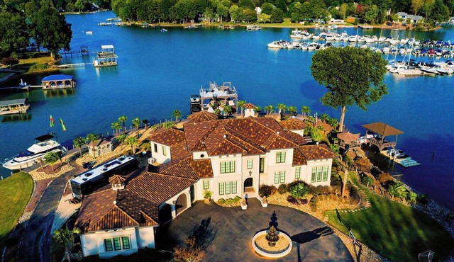 Tropical Luxury on Lake Norman! 6BR, 8BA, Private Pool, Swim Up Bar & 2 Docks.