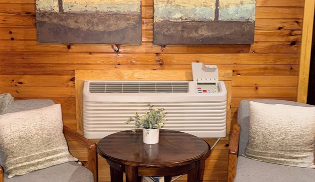TURNING LEAF Cozy Cabin in the RRG Couples Retreat