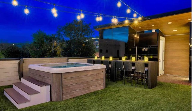 Ultra Luxe 16-Bed Mansion w/Game Room, Large Rooftop Hot Tub, 10 mins from DT!