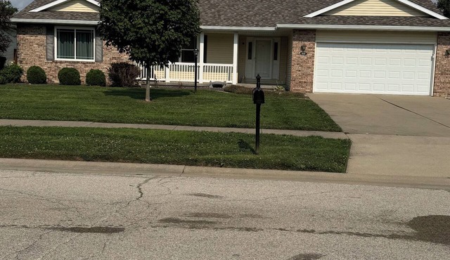Updated 3-bedroom 2 Bath house in Chatham IL, 10 min from Springfield IL, in Chatham