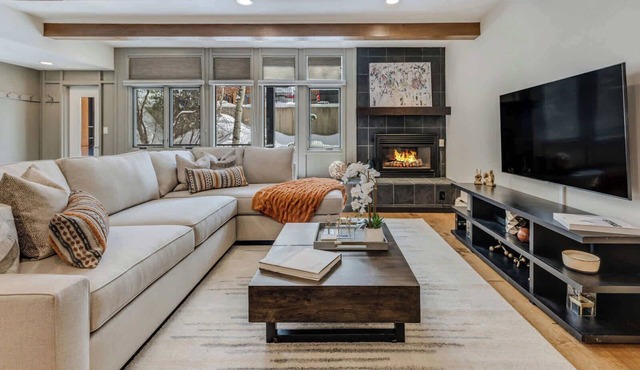Updated Core 3 BR, 3 BA with AC, Pool & Hot-tub! in Aspen