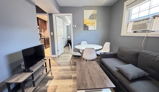 Updated Modern Apartment 2BR Easy Parking