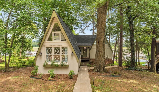 Updated Waterfront Cottage, Dock, Fishing, Kayaks