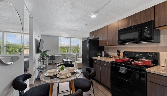 Upscale 2 Bed Suite — Mins to Downtown Cincinnati!