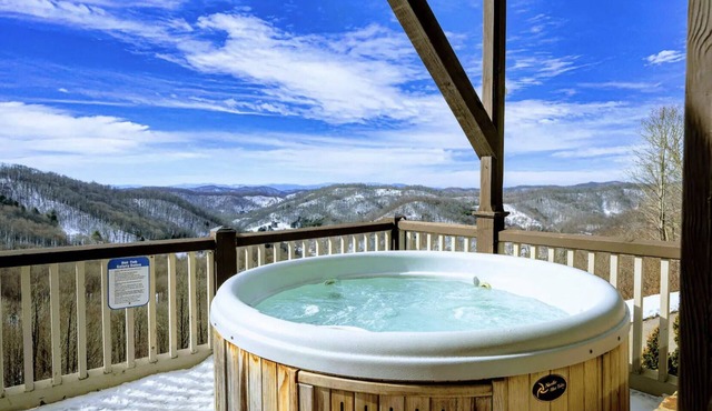 Upscale mountain retreat w/hot tub and WOW VIEWS!