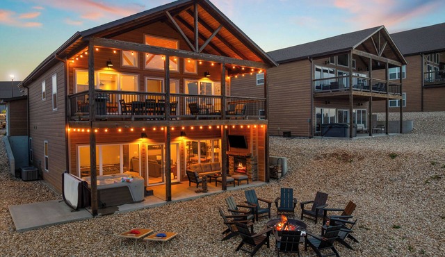 Views! Private Hot Tub, Fire Pit, Pools, Lazy River, 5 BR, 18 mins to SDC