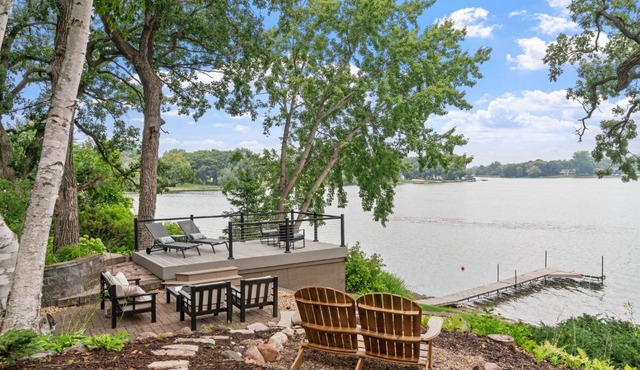 Villa de Lago in Champlin
