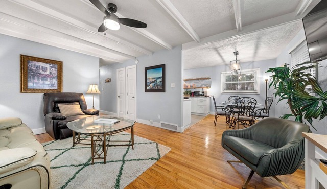 WALK-BIKE TO BILTMORE VILLAGE SHOPS & RESTAURANTS! 3 BR 1.5 BA w Granite, Hdwds