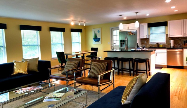 Walk to ND - 3 Living Rooms - 5BR 3 Baths - Sleeps 16 - Top 1% Rated