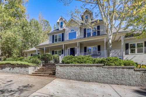 Walk to Trails: Peaceful Family Home in Braselton