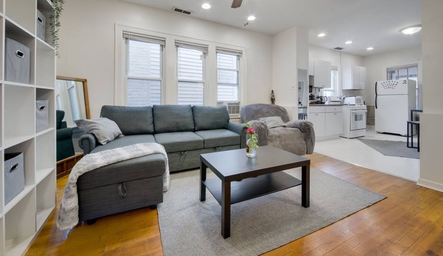 Walkable Chicago Retreat : Cozy 2BR w/Porch : Near Transit, Dining & Stadiums