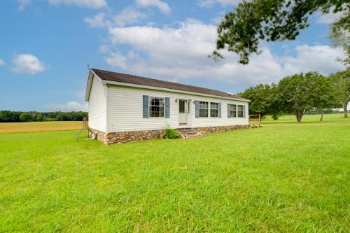 Warm & Inviting Family Home - 2 Mi to Golf Course!