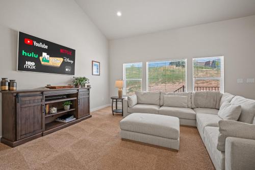 Wasatch Peak Chateau Unit A with Pool and Hot Tub in Mountain Green
