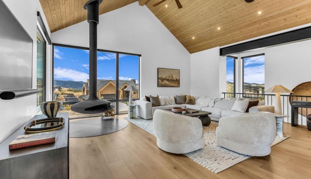 Wasatch View - Luxury Alpine Retreat with Private Hot Tub and Mountain Views in Daniel