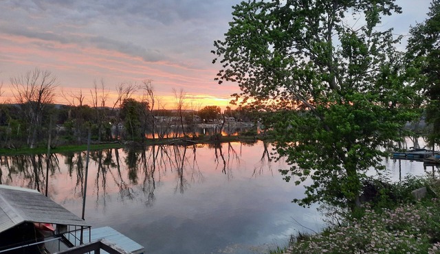 Water Access Studio with Full Kitchen in La Crosse