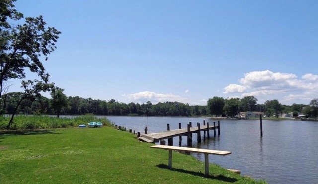 Waterfront 1BR + Private Pier Tiki Lee’s Tournament Stay in Sparrows Point