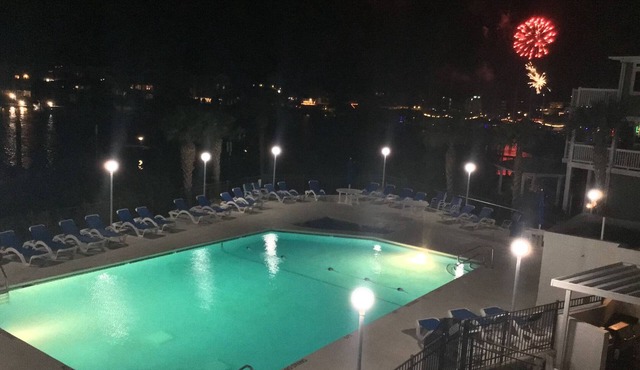 Waterfront condo, elevator, king bed, pool, meeting room, free parking H2o views