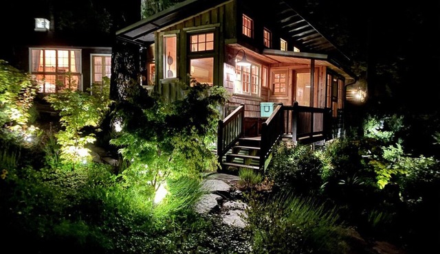 Waterfront Cottage, The Captains Cabin is a romantic, remote spot in the PNW. in Grapeview