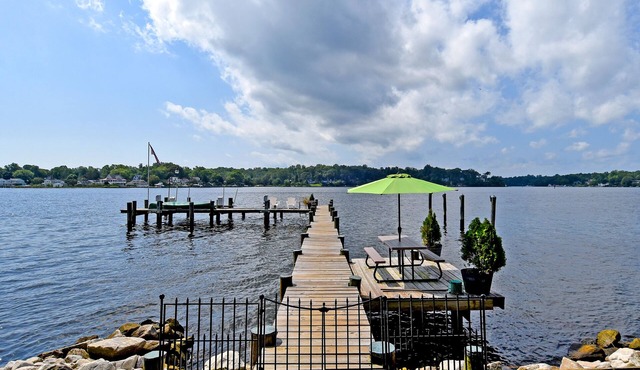 Waterfront Retreat in Riva· Pool, Pier & Kayaks · Sleeps 9 · 15 Min to Annapolis