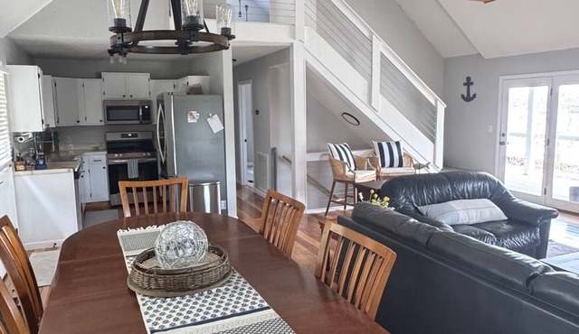 Welcome to Blue Pearl! Lakeview Retreat Steps from Sugar Hollow Marina.