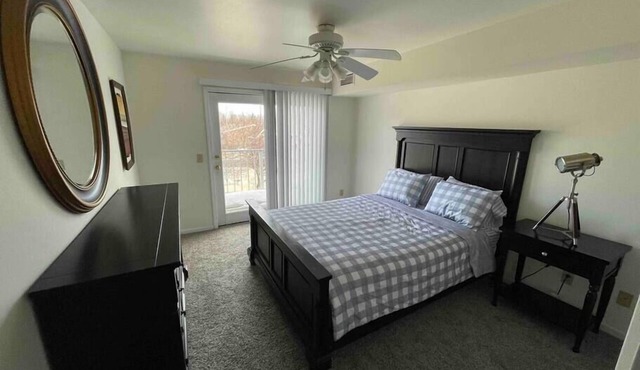 Well Equipped 2BD/2BA Residence Near Downtown in Oshkosh