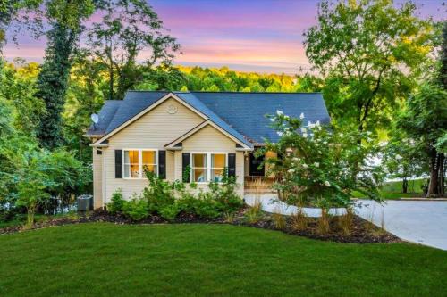 Wet Feet Retreat - Beautiful lake house with incredible views and dock