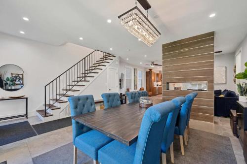 Wicker Park 6bd 4ba, Steps from CTA, Parking Incl home
