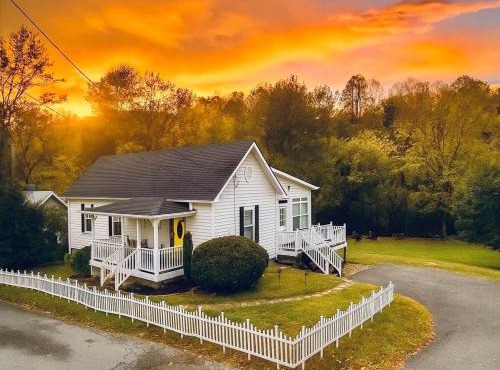 Wizard House + Hot Tub, Private Creek, Large Yard, EV Charge