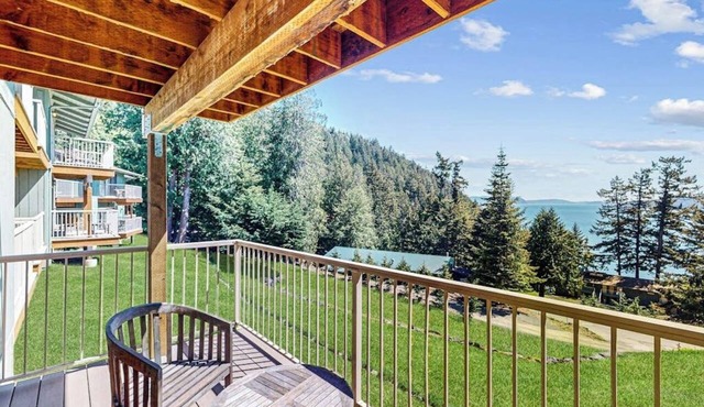 Wonderful Waterfront Escape with Three Balconies and Gas Fireplace in Eastsound