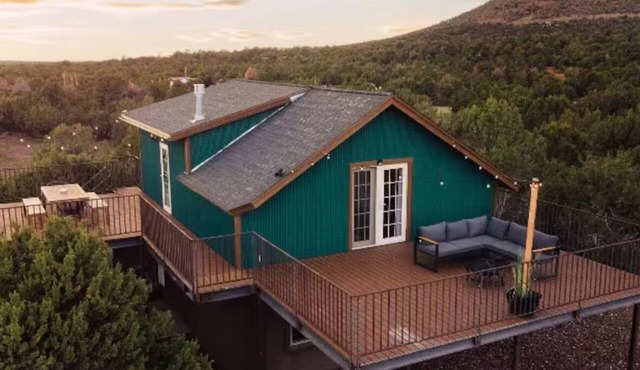 Wrap-around deck, cozy home, gateway to the Canyon. in Williams