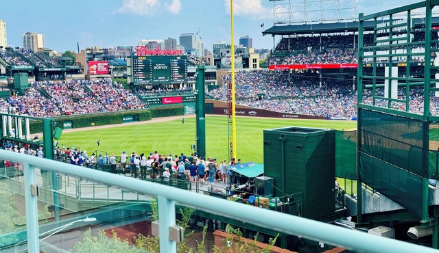 Wrigley Field Rooftop Apartment! - CUBS SEASON OPEN