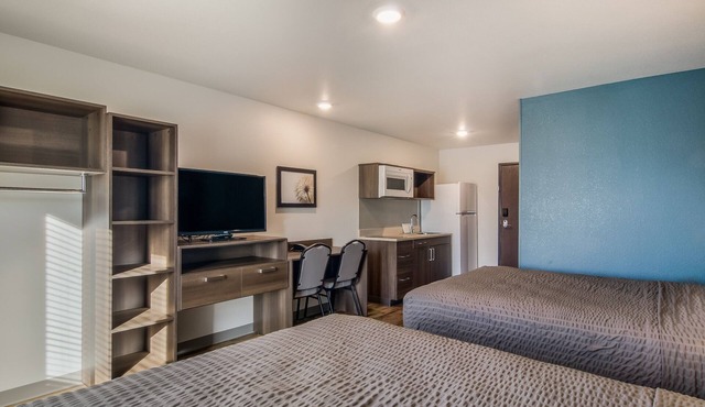 Your Next Memorable Getaway Starts Here! 3 Units, Pets Are Welcome, Free Parking
