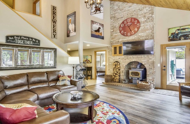 10 Conifer-Sunriver, Oregon: Hot Tub, BBQ, WiFi, SHARC Aquatics, Tubing Hill, Mt. Bachelor, Golf, Deschutes River, Tennis, Bike Paths in Sunriver