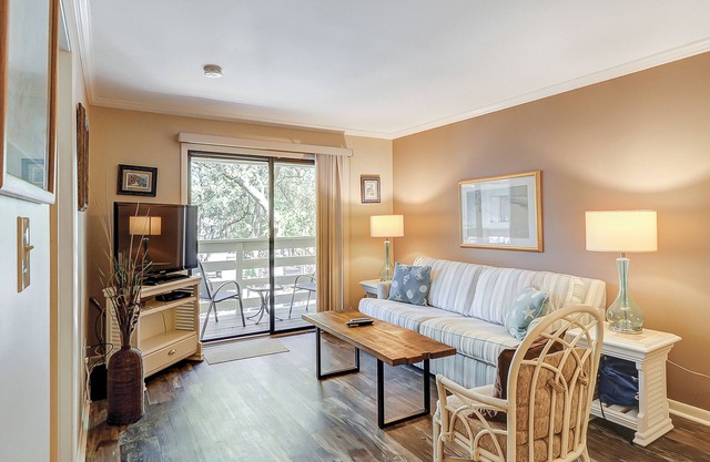Charming condo with shared pool and tennis - walk to the beach