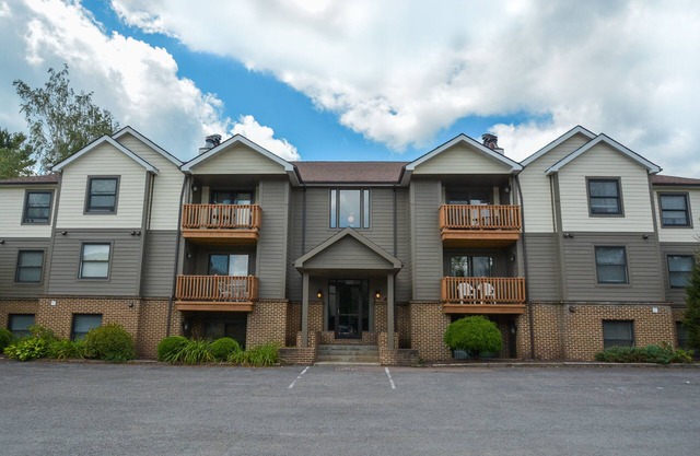 Cheerful & Charming 2 Bedroom Condominium w/ Communuity Indoor Pool! in McHenry